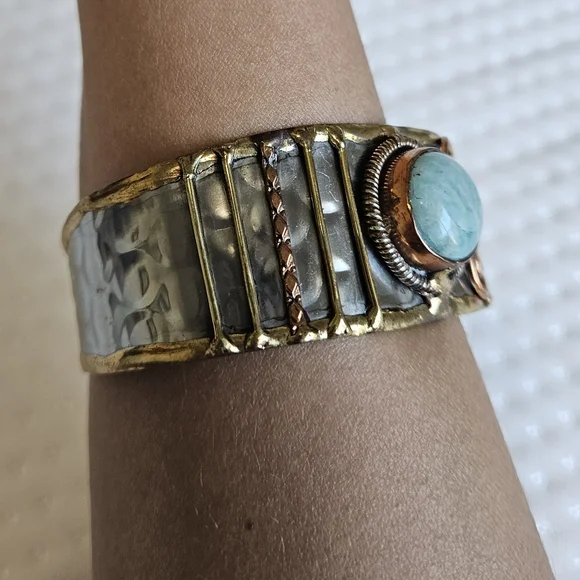 Turquoise and hammered brass bracelet clasp - Picture 7 of 7
